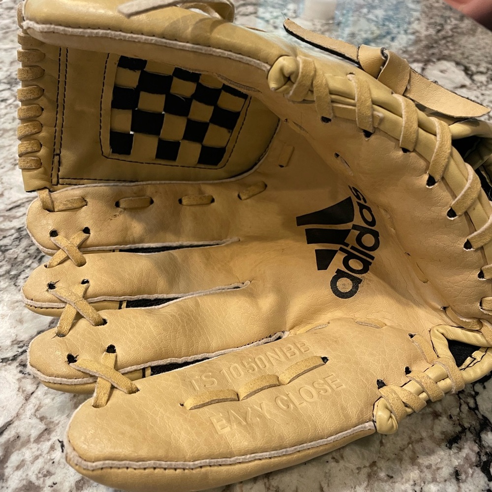 Boys Adidas Tan Baseball Glove‎